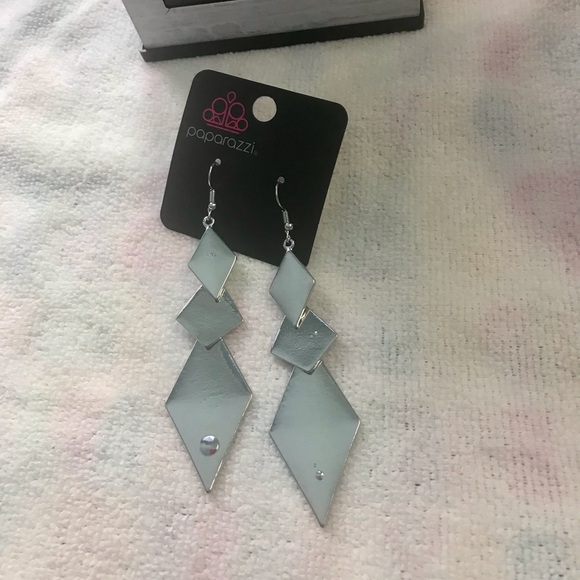 Paparazzi long dangle earrings - Picture 3 of 4